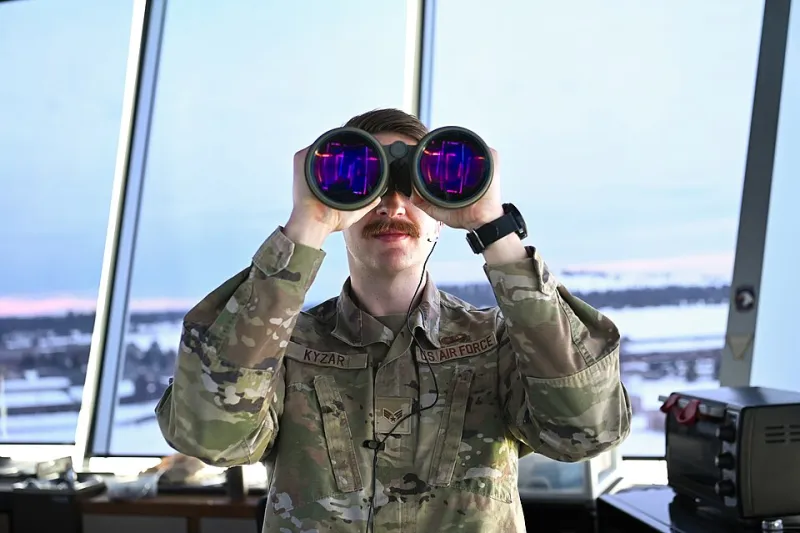 Quand les algorithmes prennent les commandes du ciel : le contrôle aérien à l'heure de l'intelligence artificielle